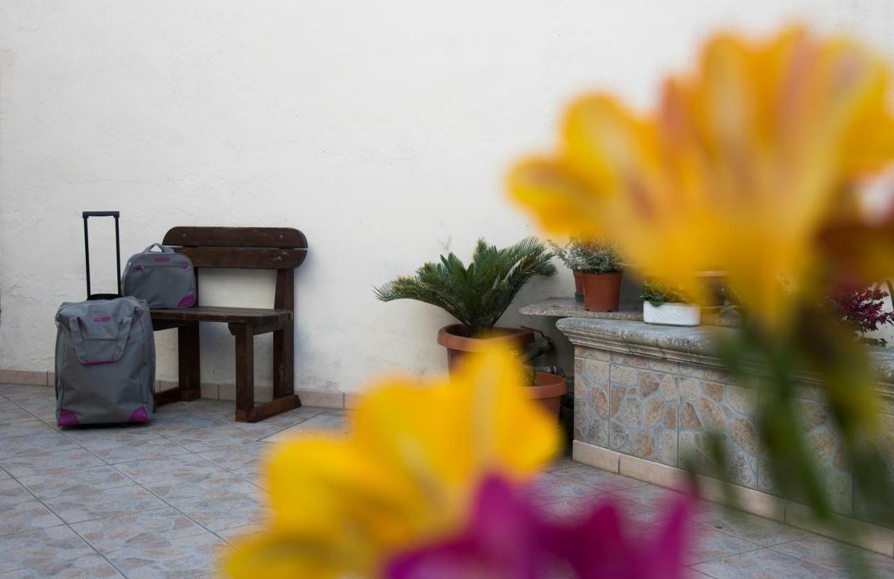 Отель Le Tre Rose Di Gio Casamassella Экстерьер фото